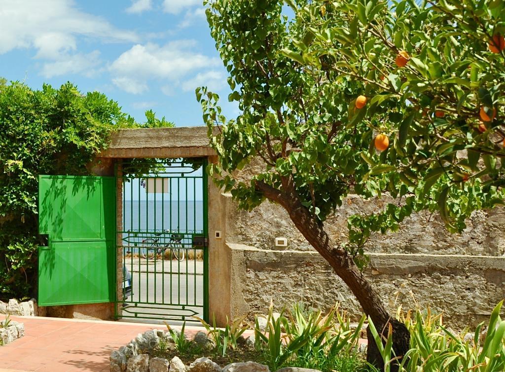 Seafront Apartments Garden House تاورمينا الغرفة الصورة