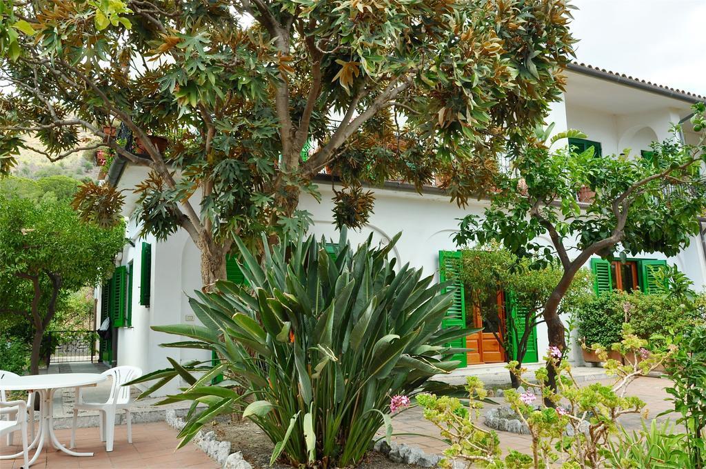 Seafront Apartments Garden House تاورمينا الغرفة الصورة